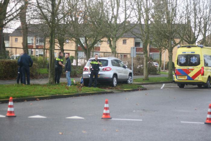 Persoon gewond na botsing tegen boom