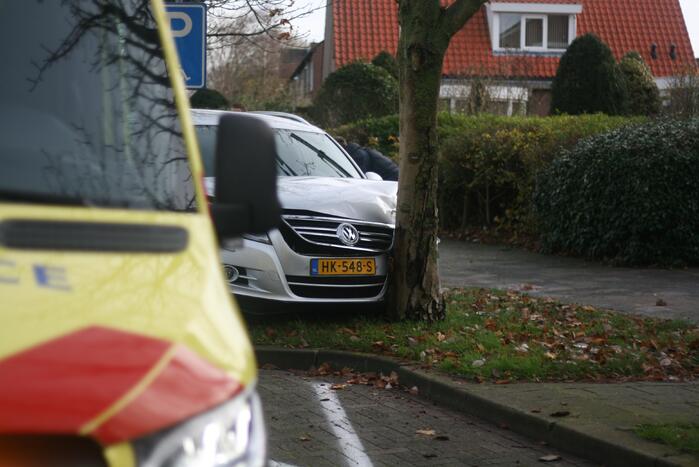 Persoon gewond na botsing tegen boom