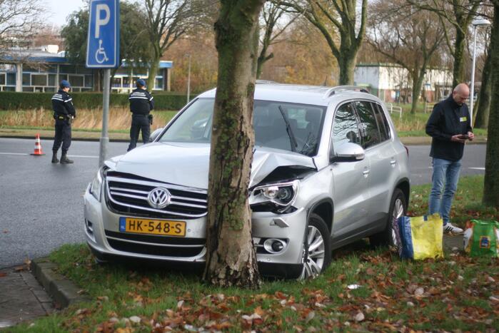 Persoon gewond na botsing tegen boom