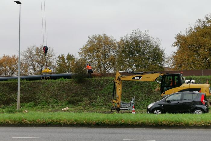 Grote hijskranen leggen nieuwe drinkwaterleiding