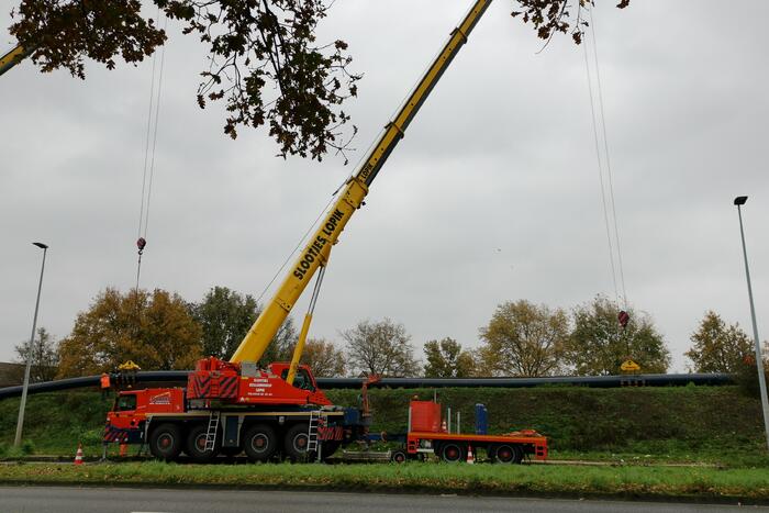 Grote hijskranen leggen nieuwe drinkwaterleiding
