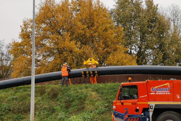 Grote hijskranen leggen nieuwe drinkwaterleiding