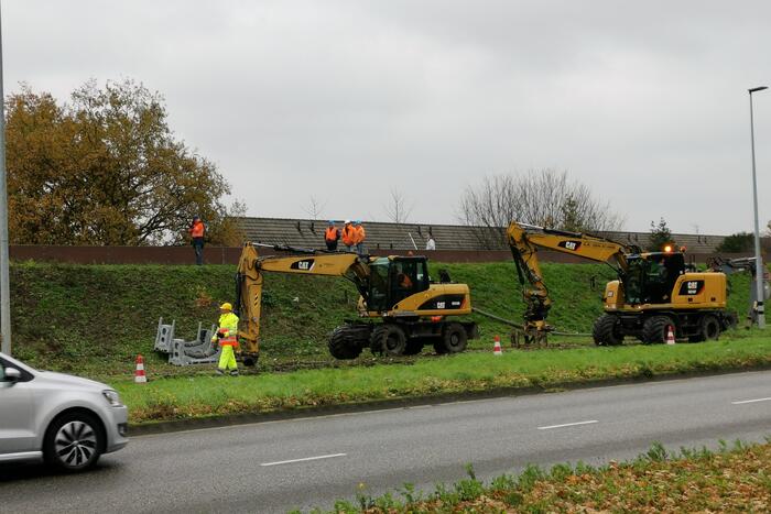 Grote hijskranen leggen nieuwe drinkwaterleiding