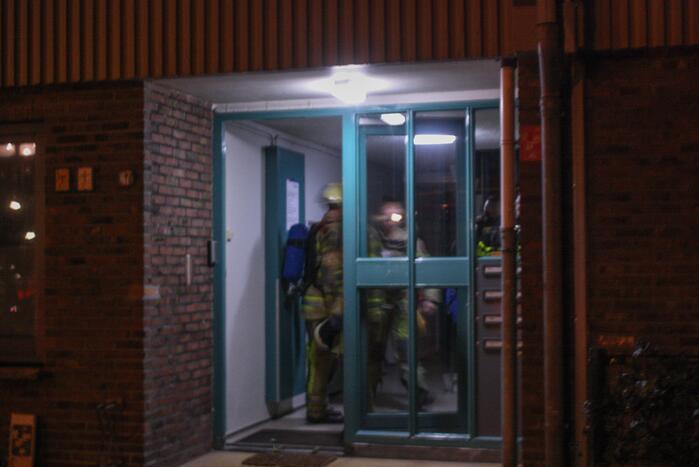 Onderzoek naar mogelijk brand in portiek