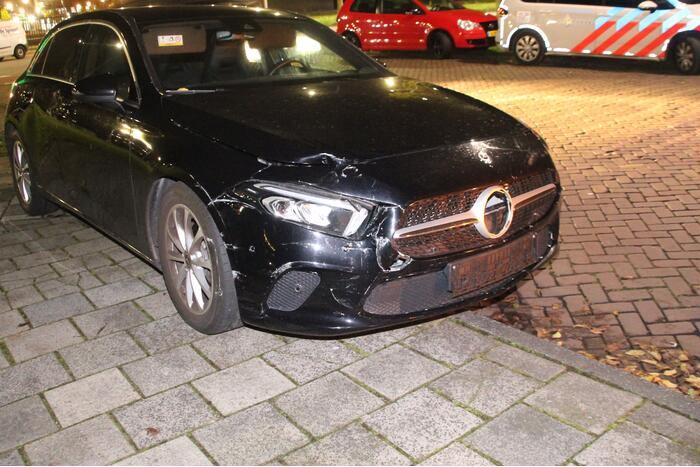 Twee voertuigen botsen op kruising