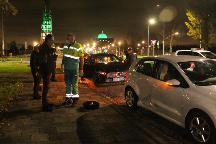 Twee voertuigen botsen op kruising
