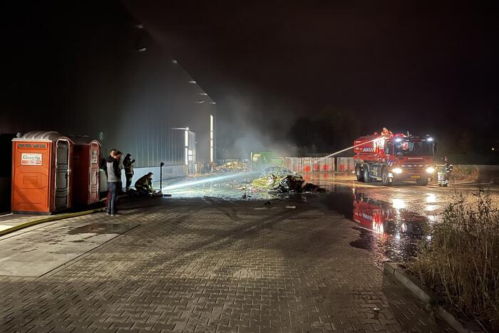 Forse buitenbrand bij bedrijfspand