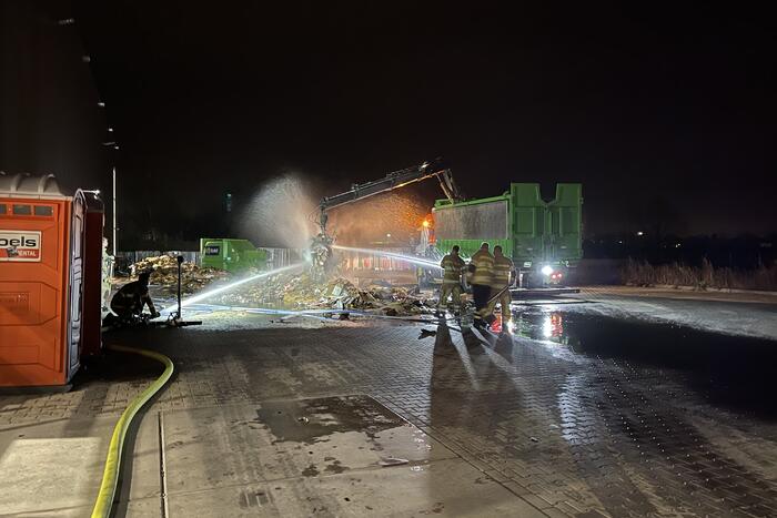 Forse buitenbrand bij bedrijfspand