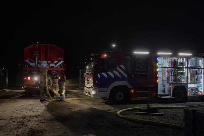 Forse buitenbrand bij bedrijfspand