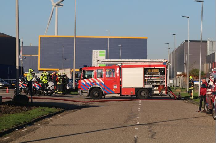 Brand in bedrijfsverzamelgebouw op Distripark Doelwijk