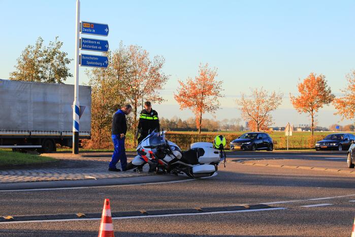 Motoragent aangereden door auto
