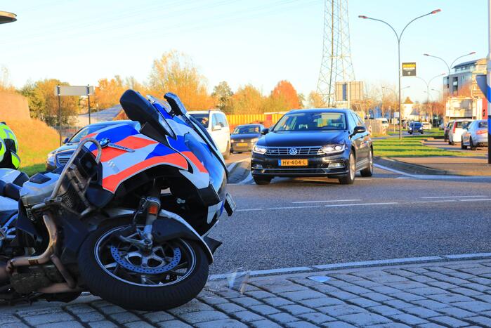 Motoragent aangereden door auto