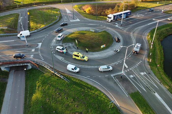 Motoragent aangereden door auto