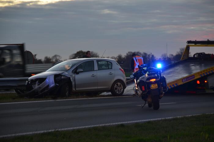 Automobilist botst tegen vangrail