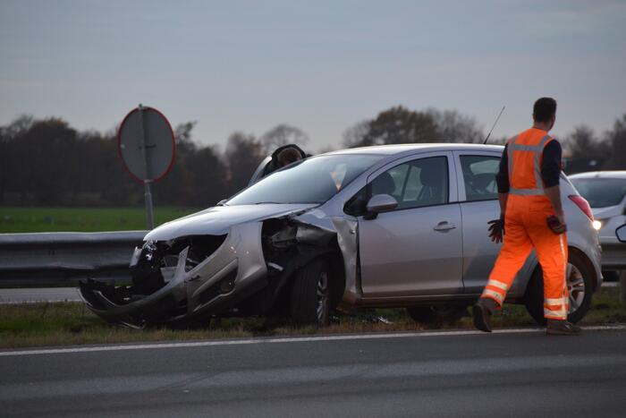Automobilist botst tegen vangrail