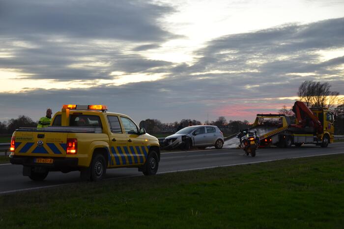 Automobilist botst tegen vangrail