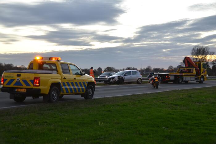 Automobilist botst tegen vangrail