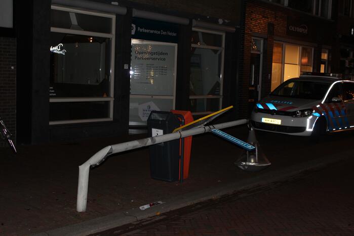 Vrachtwagen raakt lantaarnpaal tijdens achteruit rijden