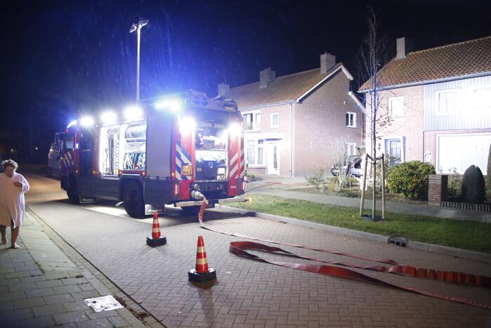 Geparkeerde auto naast woning brandt uit