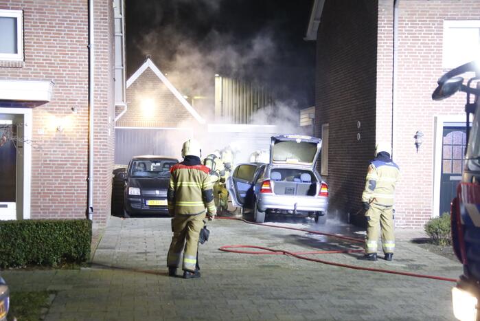 Geparkeerde auto naast woning brandt uit