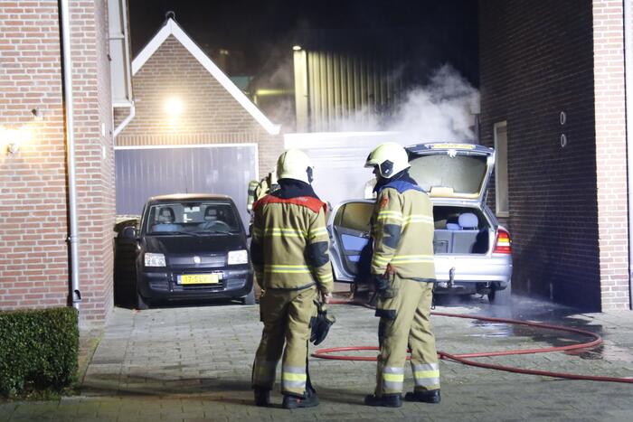 Geparkeerde auto naast woning brandt uit