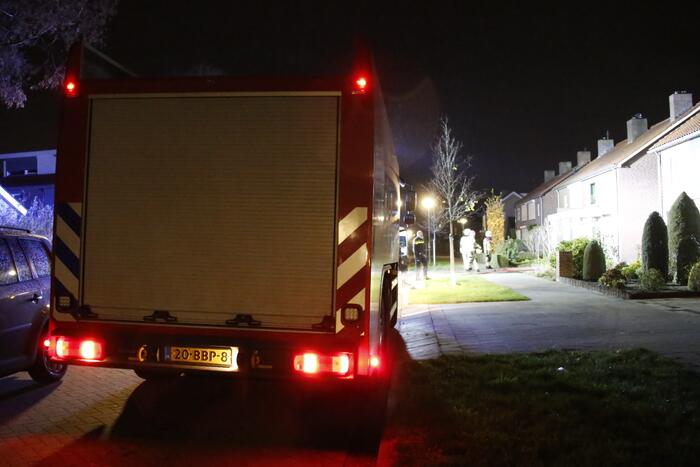 Geparkeerde auto naast woning brandt uit