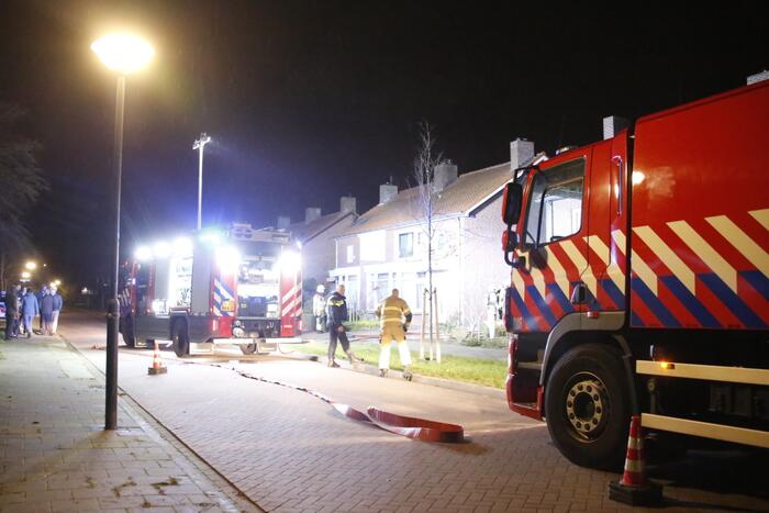 Geparkeerde auto naast woning brandt uit