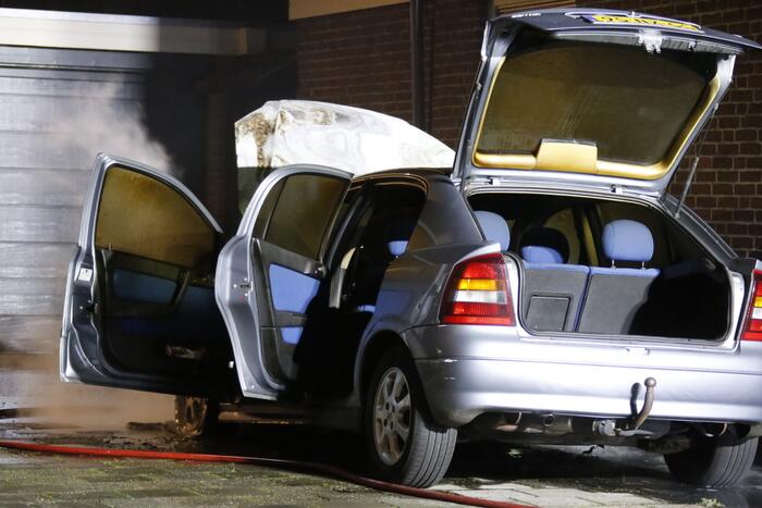 Geparkeerde auto naast woning brandt uit