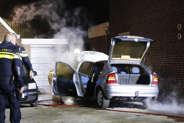 Geparkeerde auto naast woning brandt uit