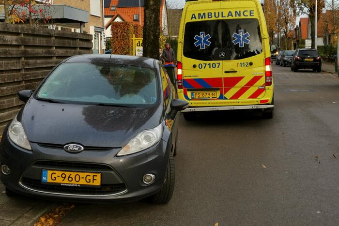 Fietser en personenauto met elkaar in botsing