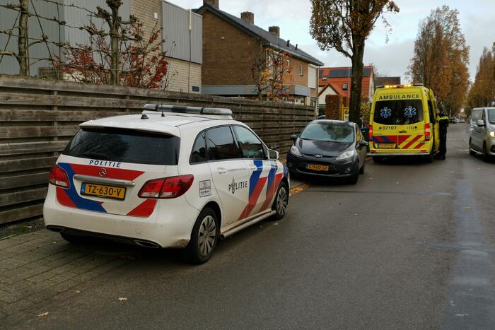 Fietser en personenauto met elkaar in botsing