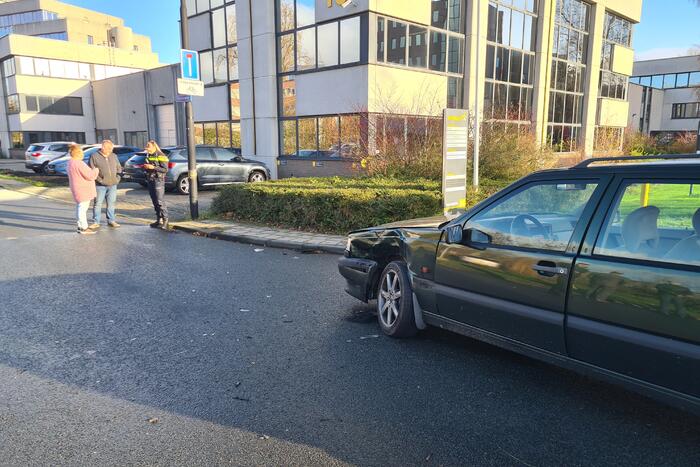 Auto belandt in bosschage na aanrijding