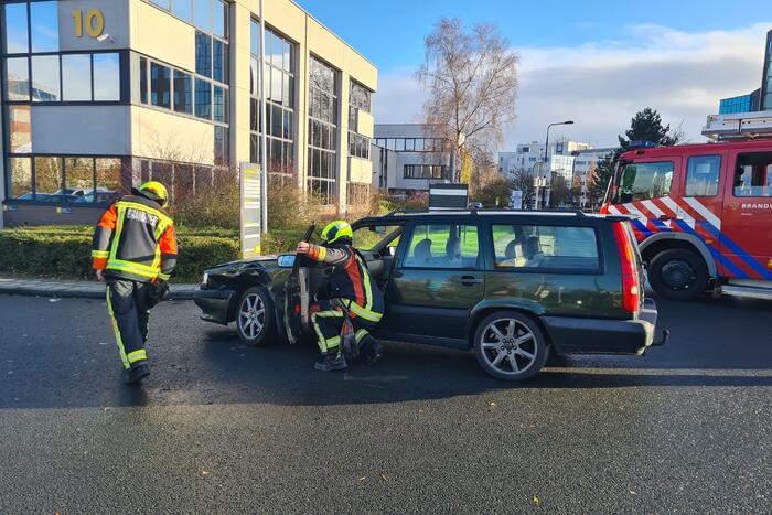 Auto belandt in bosschage na aanrijding