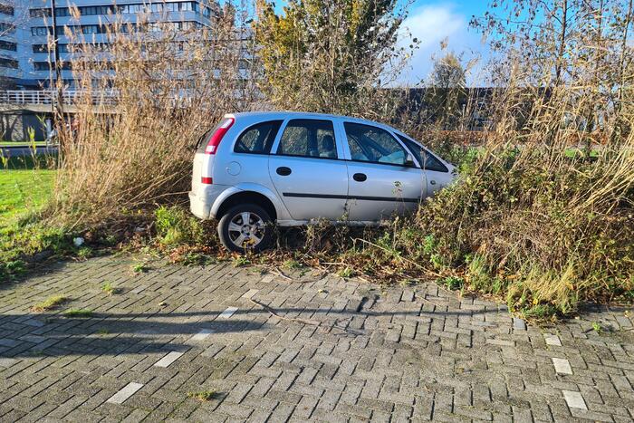 Auto belandt in bosschage na aanrijding