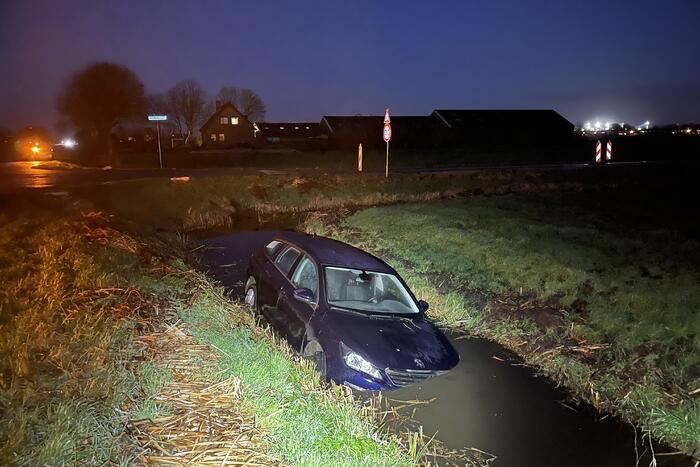 Auto belandt in sloot