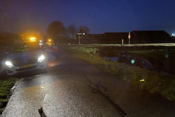 Auto belandt in sloot