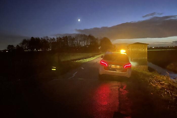 Auto belandt in sloot