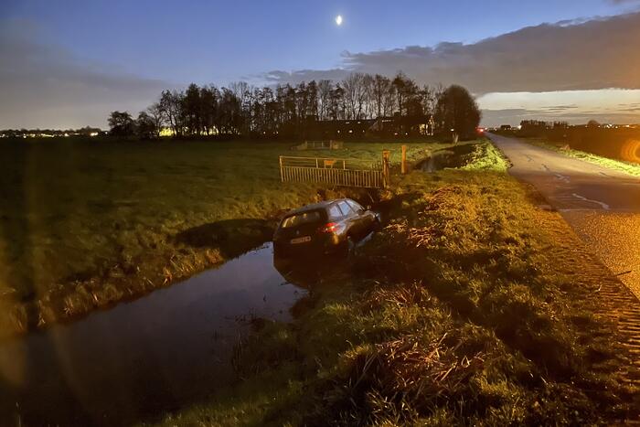 Auto belandt in sloot