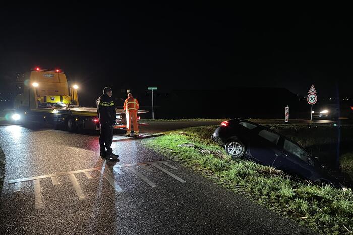 Auto belandt in sloot