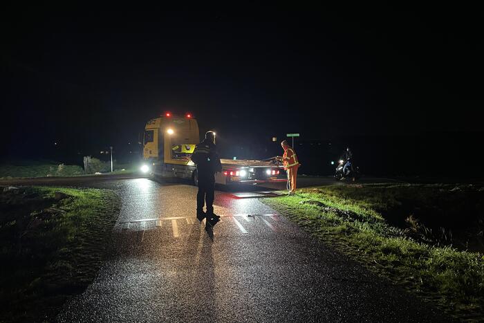 Auto belandt in sloot