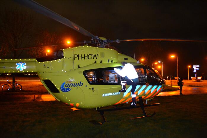 Traumahelikopter landt voor overplaatsing coronapatient