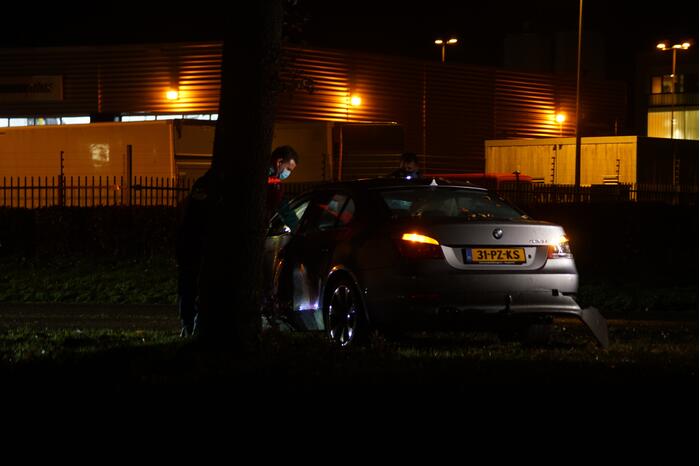 Automobilist verliest macht over het stuur en rijdt tegen lantarenpaal