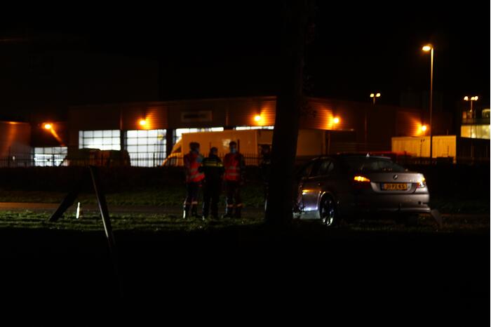 Automobilist verliest macht over het stuur en rijdt tegen lantarenpaal