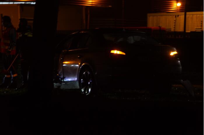 Automobilist verliest macht over het stuur en rijdt tegen lantarenpaal