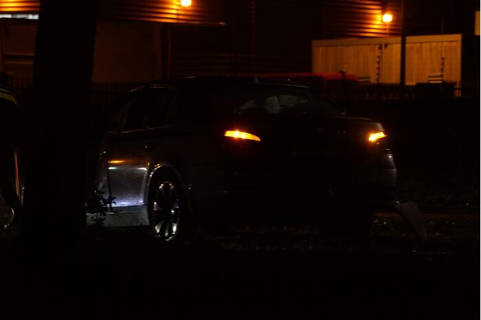 Automobilist verliest macht over het stuur en rijdt tegen lantarenpaal