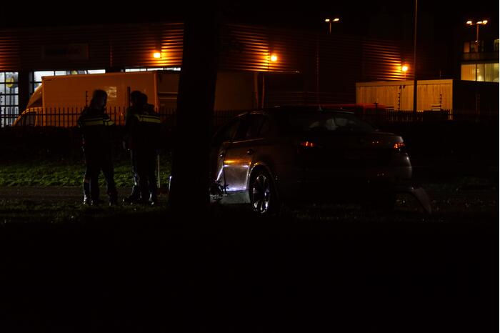 Automobilist verliest macht over het stuur en rijdt tegen lantarenpaal