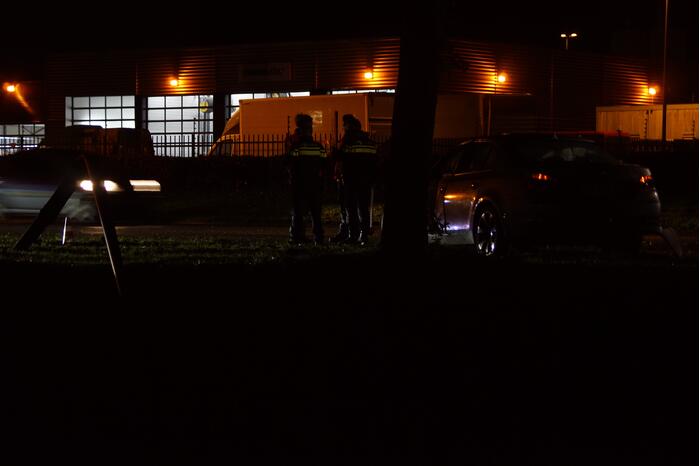 Automobilist verliest macht over het stuur en rijdt tegen lantarenpaal