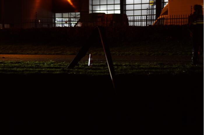 Automobilist verliest macht over het stuur en rijdt tegen lantarenpaal