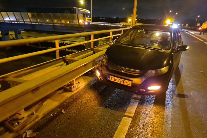 Schade na botsing tussen twee voertuigen