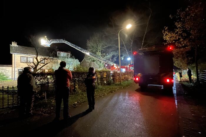 Brand in schoorsteen van woning